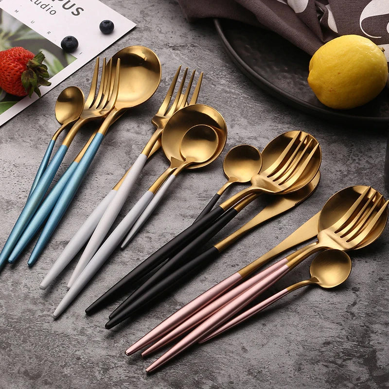 5pcs/set Stainless Steel Crown Handle Cutlery Set With Partial Gold Plating  And Embossed Steak Knives